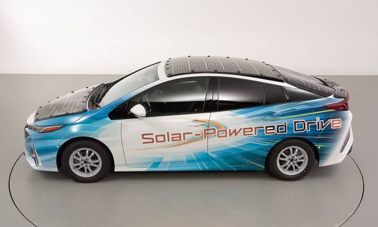 Toyota Prius PHV, güneş panelleriyle seyir hâlindeyken şarj olacak