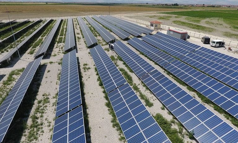 Konya’nın Karatay ilçesinde parklar güneşle aydınlanıyor