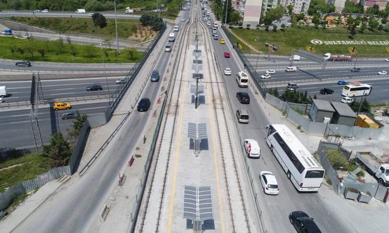 Metro İstanbul’dan GES panelleriyle kendi enerjisini üreten durak
