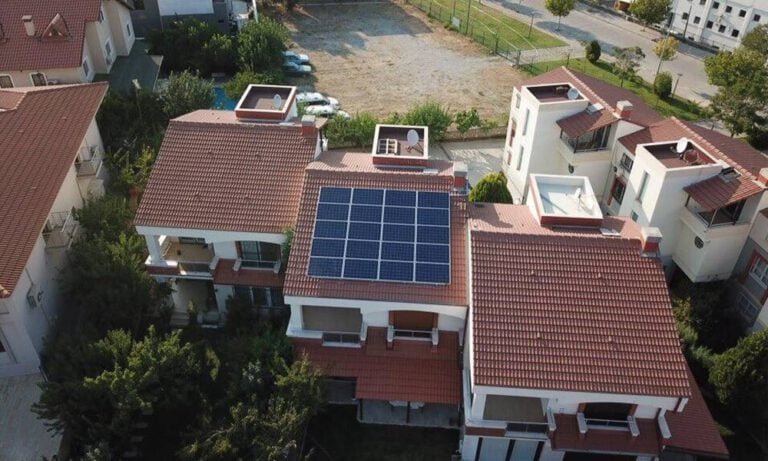 İzmir’de güneş çatılardan yükseliyor