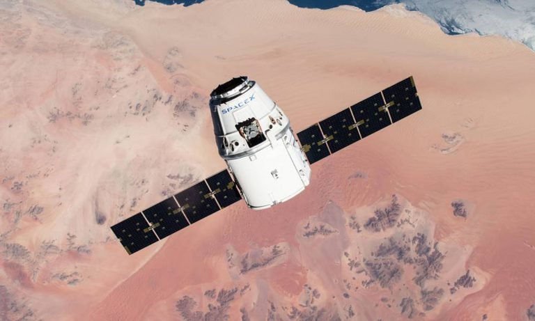 Güneş panelleriyle donatılan SpaceX Crew Dragon uzayda