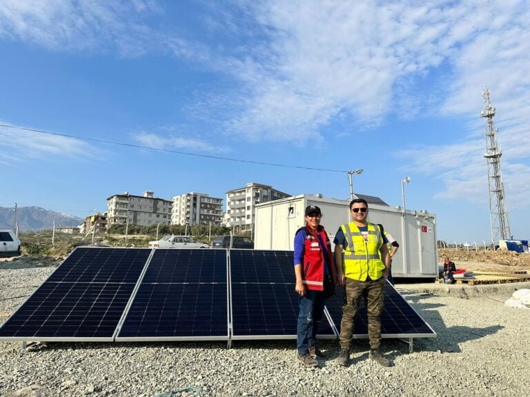 YEO, çadır kentlere güneş enerjili batarya sistemi kurdu