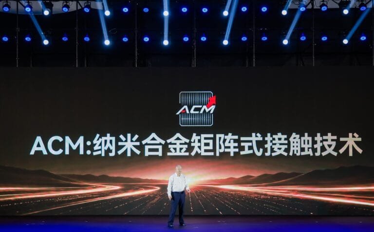 LONGi kurucusu ve CTO’su Li Zhenguo yeni teknolojileri tanıtıyor