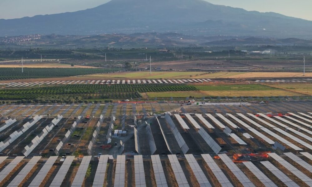 Nadara'nın Sicilya'daki 227 MW'lık agrivoltaik santralinin havadan görünümü