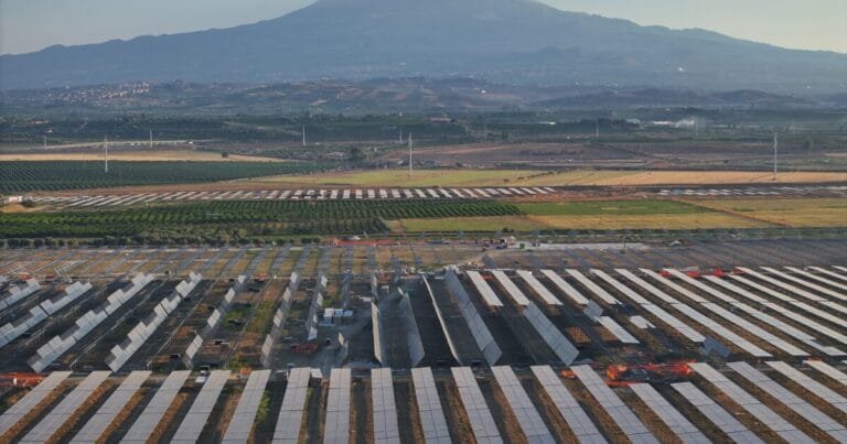 Nadara'nın Sicilya'daki 227 MW'lık agrivoltaik santralinin havadan görünümü